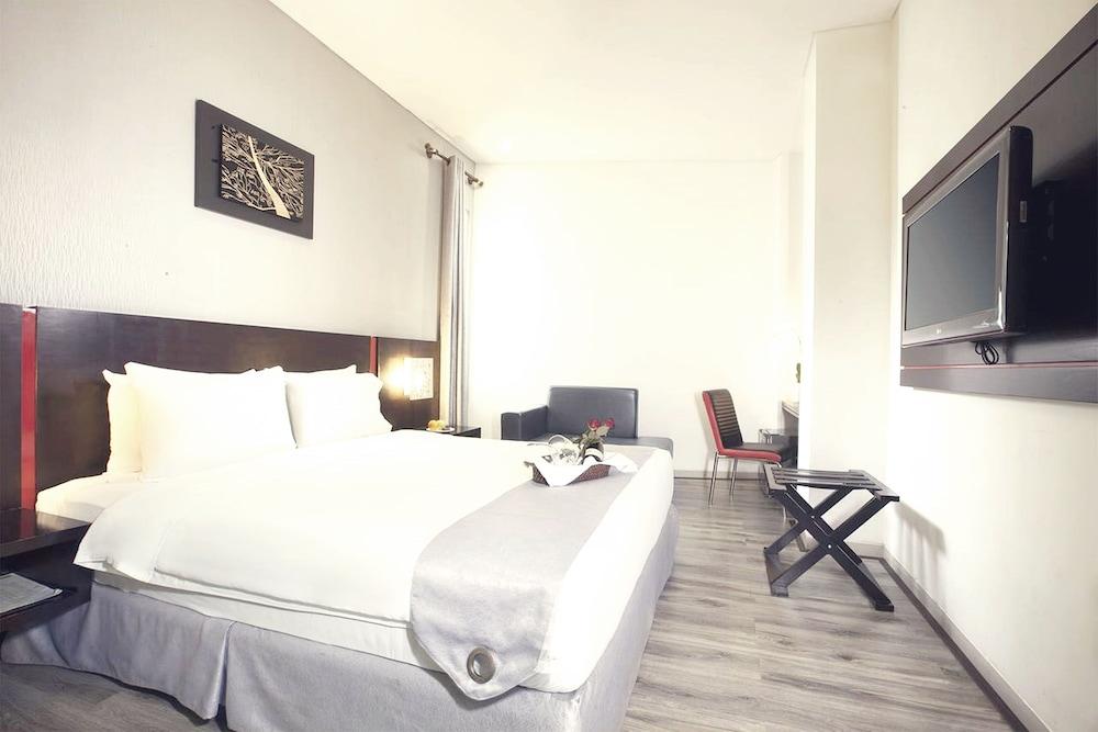 Oak Tree Urban Hotel Giacarta Esterno foto
